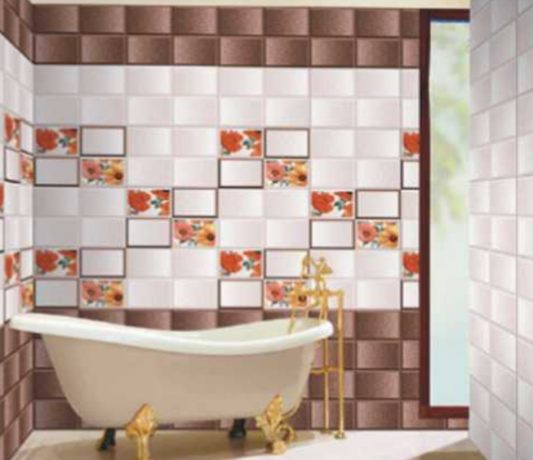 Dinding kamar mandi dengan ubin keramik bergradasi warna